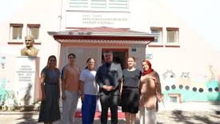 Antalya Büyükşehir Belediyesi Gazipaşa Anaokulu binası, çocuk oyun alanları ve rengarenk sınıflarıyla öğrencilerin eğitim gördüğü bir kare.