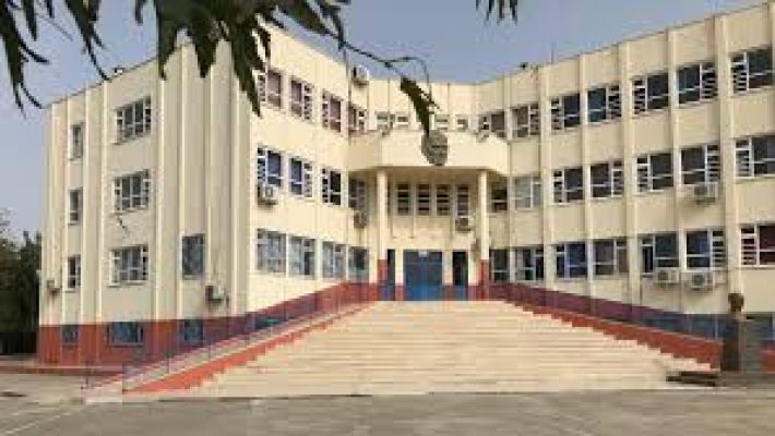 Gazi Mustafa Kemal Ortaokulu binası, öğrencilerin ders gördüğü sınıflar ve okul bahçesiyle birlikte bir kare.