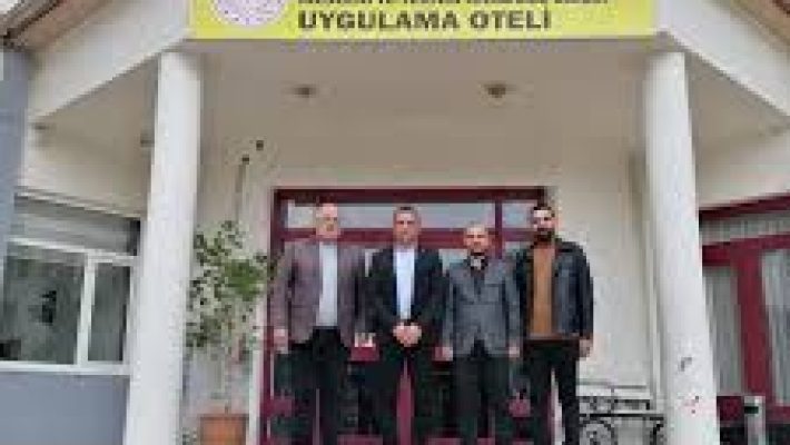 Gazipaşa Av. Kemal Akça Mesleki ve Teknik Anadolu Lisesi binası ve Uygulama Oteli, eğitim ve uygulamalı otelcilik alanlarını bir arada gösteren bir kare.