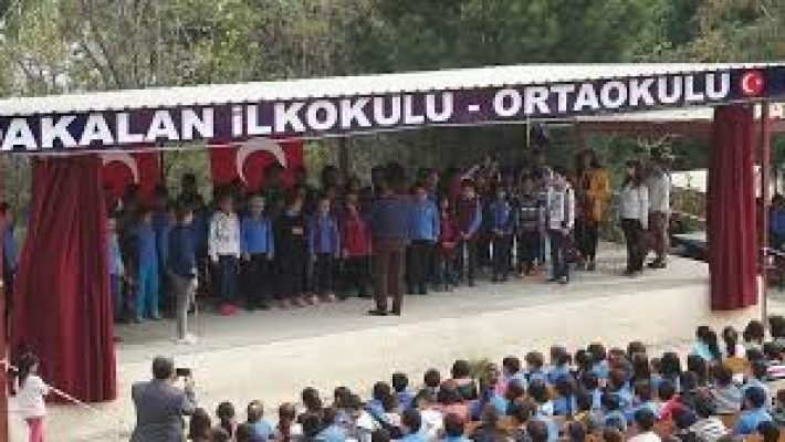 Akalan Ortaokulu’nun ön cephesi, bahçesi ve öğrencilerin giriş yaptığı alanlarıyla okul binası.