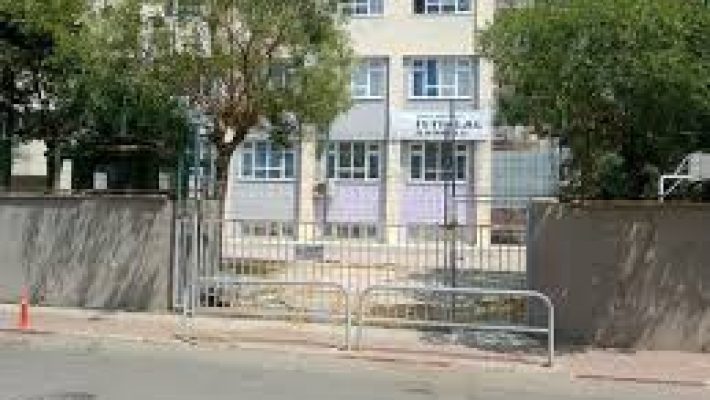 İstiklal İlköğretim Okulu binası, bahçesi ve okul giriş alanı.