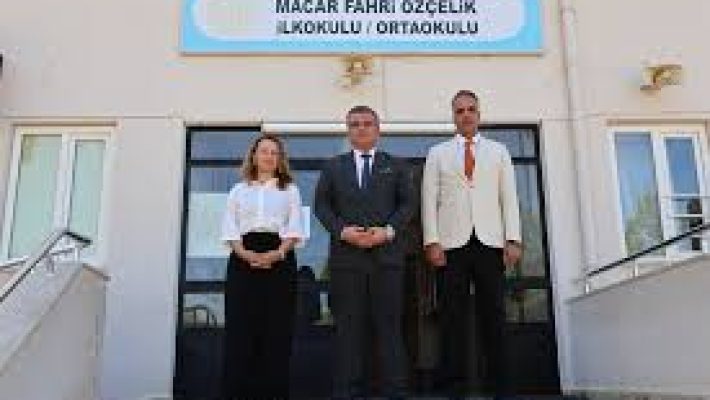 Macar Fahri Özçelik İlköğretim Okulu binası ve ön bahçe alanı.