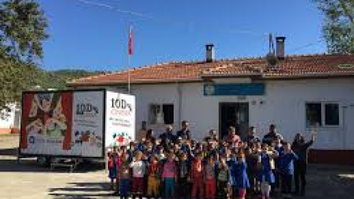 Aydıncık İlkokulu binası ve ön bahçesi.