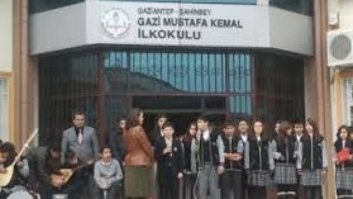 Gazi Mustafa Kemal İlköğretim Okulu binası ve okul bahçesi.