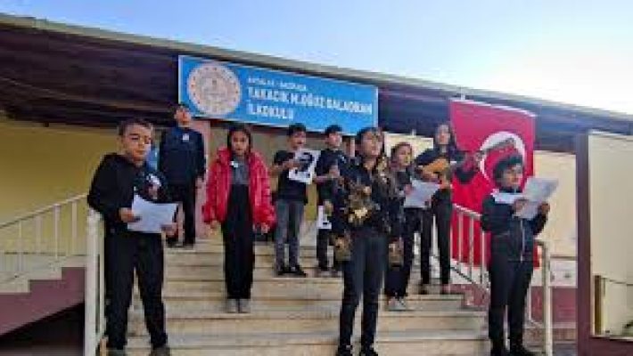 Yakacık Mehmet Oğuz Galadran İlköğretim Okulu binası ve bahçesinde öğrenciler.