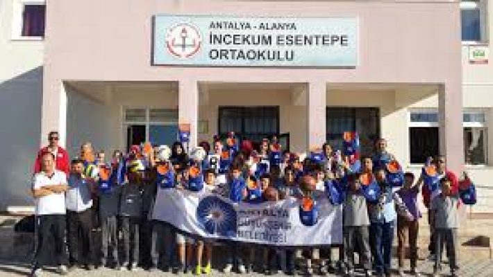 İncekum Esentepe Ortaokulu binası ve okul bahçesinde öğrenciler.