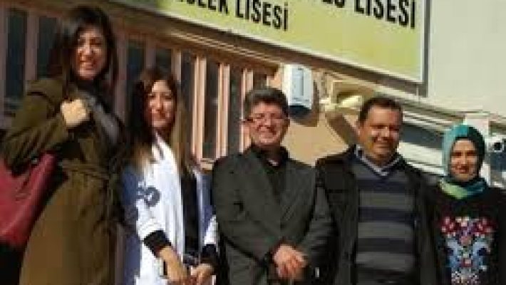 Demirtaş Çok Programlı Anadolu Lisesi’nde ders başında öğrenciler ve öğretmenler.