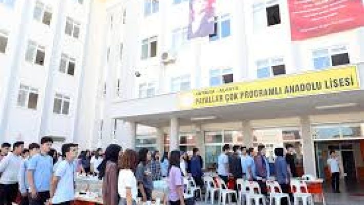 Payallar Çok Programlı Anadolu Lisesi ön cephesi ve öğrencilerin günlük aktiviteleri.