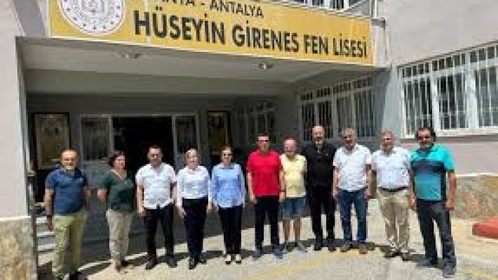 Hüseyin Girenes Fen Lisesi binası ve okul bahçesinde öğrenciler.