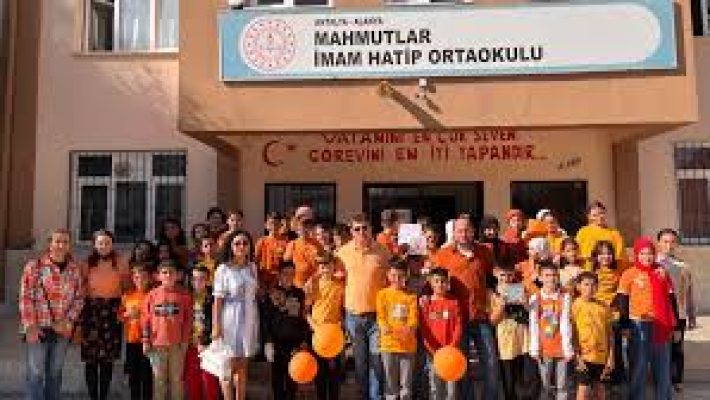 . Eğitim ve öğretim faaliyetlerinin yürütüldüğü Mahmutlar İmam Hatip Ortaokulu bahçesi.