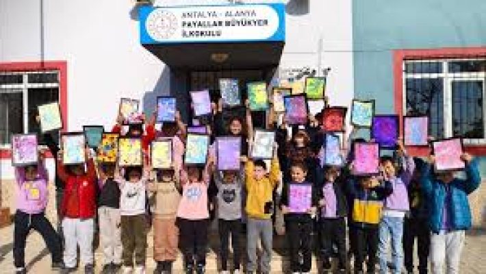Öğrencilerin eğitim gördüğü Payallar Büyükyer İlkokulu sınıfları ve etkinlik alanları.