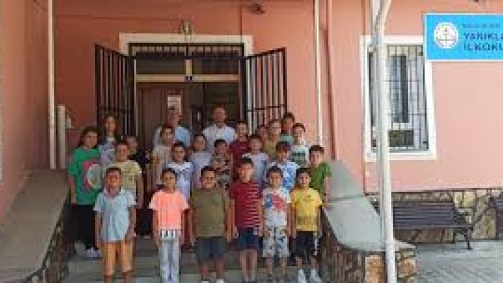 Öğrencilerin eğitim aldığı Türkler Yanıklar İlköğretim Okulu sınıfları ve açık alanları.