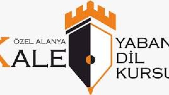 Öğrencilerin sınıfta ders çalıştığı Özel Alanya Kale Yabancı Dil Kursu iç mekanı.