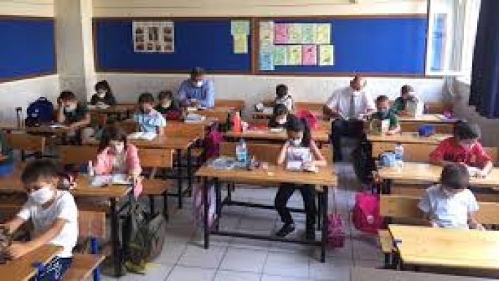 Öğrencilerin sınıfta ders işlediği Ahmet Tuncer İlköğretim Okulu iç mekanı.