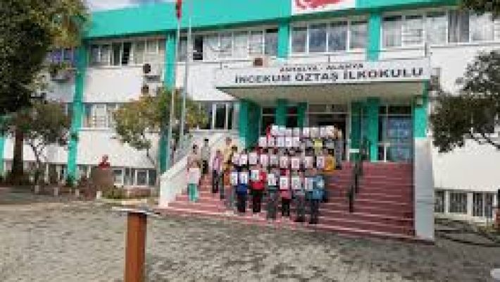 . Öğrencilerin sınıfta ders çalıştığı İncekum Öztaş İlkokulu iç mekanı.