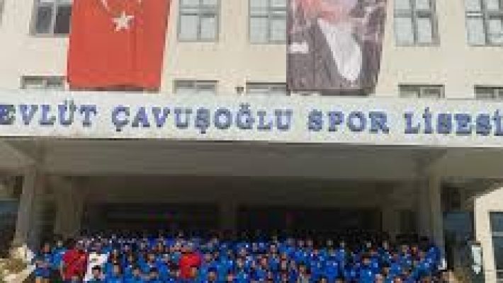 Mevlüt Çavuşoğlu Spor Lisesi öğrencilerinin spor aktiviteleri sırasında çekilmiş fotoğrafı.