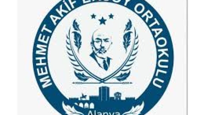 Mehmet Akif Ersoy Ortaokulu öğrencilerinin tören alanında etkinlik sırasında çekilmiş fotoğrafı.