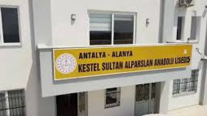 Kestel Sultan Alparslan Anadolu Lisesi’nin kampüs girişi ve okul binasının genel görünümü.