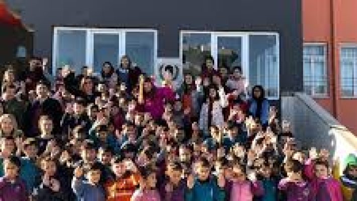 Toslak Ketenlik Ortaokulu öğrencilerinin okul bahçesinde etkinlik sırasında çekilmiş fotoğrafı.