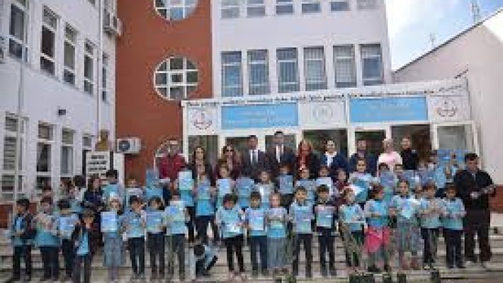 Emişbeleni Köyü İlköğretim Okulu’nda ders sırasında öğrencilerin sınıf içi görüntüsü.