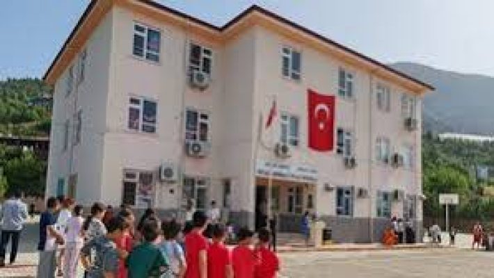 Mahmutlar Halil Ülker İlkokulu binası ve bahçe alanı.