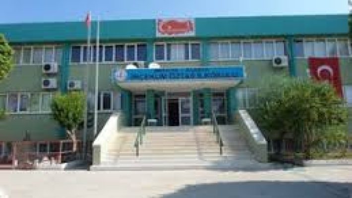 Alanya Akdam İlkokulu binası ve bahçe görüntüsü.