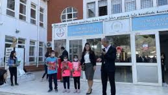 Emişbeleni Ortaokulu binasının dış cephesi ve okul bahçesi.