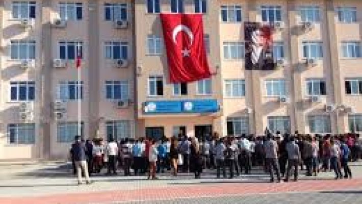 Payallar Günay Demirel Ortaokulu binası ve okul bahçesi görünümü.