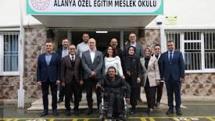 Atölye çalışmalarıyla öğrencilerin mesleki becerilerini geliştirdiği Alanya Özel Eğitim Meslek Okulu.