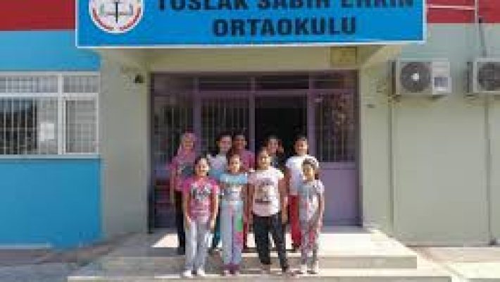 Toslak Sabır Erkin İlköğretim Okulu bahçesi ve öğrencilerin katıldığı etkinlik alanı.