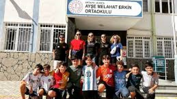 Ayşe Melahat Erkin İlkokulu binası, modern sınıfları ve öğrencilere güvenli, destekleyici öğrenme ortamı sunan ilkokul.