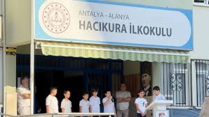 Hacıkura İlköğretim Okulu binası, modern sınıfları ve öğrencilere güvenli, destekleyici bir öğrenme ortamı sunan ilkokul.