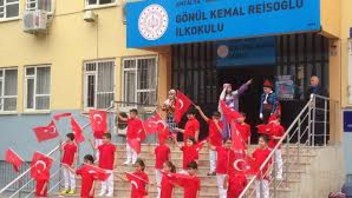 Gönül Kemal Reisoğlu İlkokulu binası, modern sınıfları ve öğrencilerine güvenli, destekleyici öğrenme ortamı sunan ilkokul.