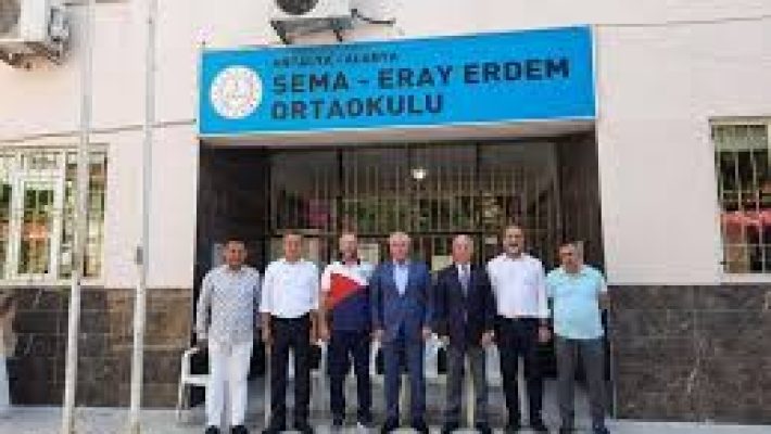 Sema Eray Erdem Ortaokulu binası, modern eğitim olanakları ve öğrencilere güvenli, destekleyici bir öğrenme ortamı sunan ortaokul.