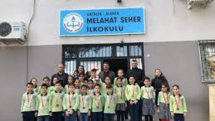 Melahat Seher İlköğretim Okulu binası, modern sınıfları ve öğrencilere güvenli, destekleyici öğrenme ortamı sunan ilkokul.