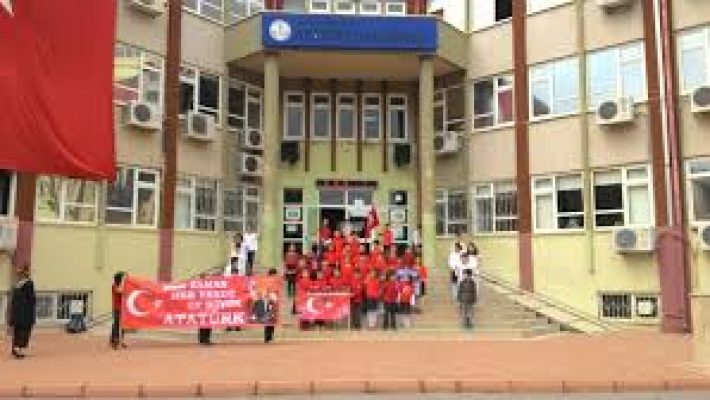 Atatürk Ortaokulu binası, modern eğitim imkanları ve öğrencilere güvenli, destekleyici bir öğrenme ortamı sunan ortaokul.