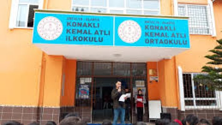 Konaklı Kemal Atlı Ortaokulu binası, modern sınıfları ve öğrencilerine güvenli, çağdaş bir öğrenme ortamı sunan Alanya’daki ortaokul.