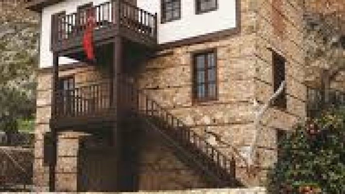 "Sanat Evi’nde öğrenciler resim, seramik, heykel ve el sanatları atölyelerinde çalışmalar yapıyor, eğitmenler rehberliğinde yaratıcılıklarını geliştiriyor."