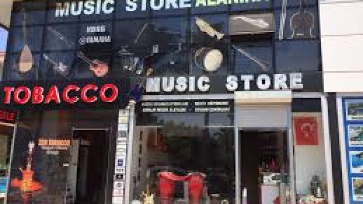 "Alanina Müzik Store’da çeşitli müzik aletleri sergileniyor; müşteriler enstrümanları inceleyip deneyimleyebiliyor, satış ve eğitim hizmetlerinden faydalanabiliyor."
