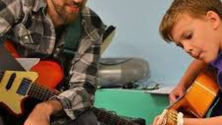 Özel Gitar Dersi – Alanya’da birebir gitar eğitimi, başlangıçtan ileri seviyeye kadar kişiye özel dersler ile müzik becerilerini geliştirme imkânı.