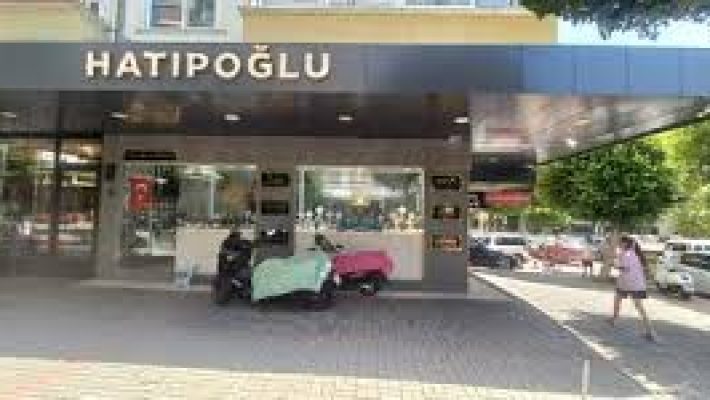 Hatıpoğlu Kuyumculuk – Alanya’da altın, pırlanta, gümüş ve özel tasarım takılar sunan prestijli kuyumcu; zarafeti ve kaliteyi bir araya getiriyor.