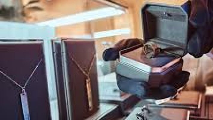 Mehmetler Silver Alanya’da el işçiliğiyle hazırlanmış gümüş takılar ve özel tasarımlarıyla dikkat çekiyor.