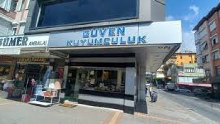Güven Kuyumculuk – Alanya’da altın, pırlanta ve gümüş mücevherlerle kalite, zarafet ve güveni bir araya getiren seçkin kuyumcu.