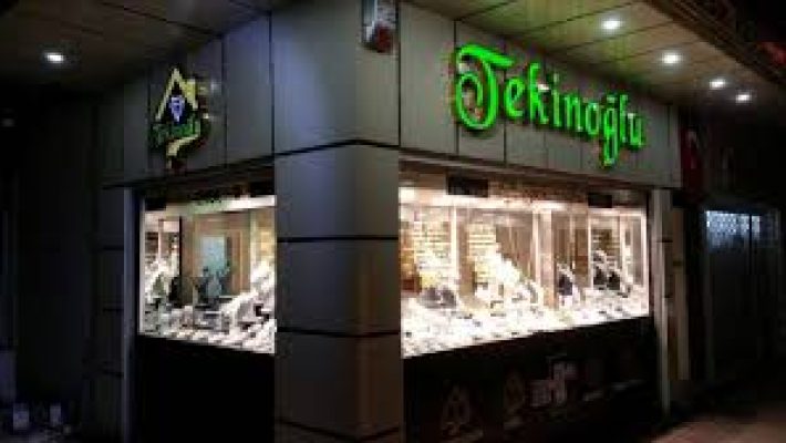 Tekinoğlu Kuyumculuk – Alanya’da altın, pırlanta ve gümüş takılarda zarafet, güven ve ustalığı buluşturan seçkin kuyumcu markası.