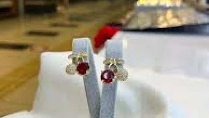 BARCIN BİJUTERİ – Alanya’da şık ve modern bijuteri ürünleri, kolye, bilezik ve aksesuarlarıyla vitrin sunumu.