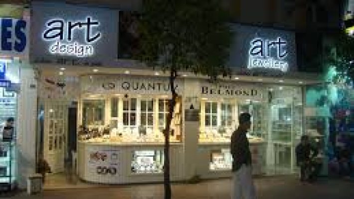 Art Silver – Alanya’da modern ve şık gümüş takılar, kolye, bilezik ve aksesuar ürünleriyle vitrin sunumu.