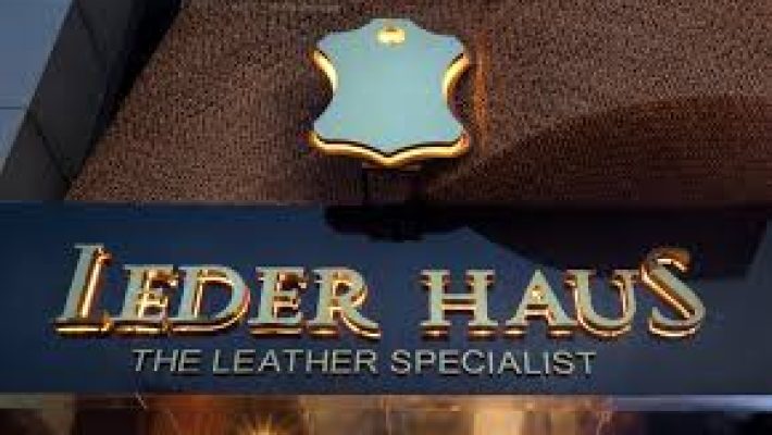 Leder Haus Oba şubesi, Alanya’da kaliteli deri ürünler, ceketler, çantalar ve aksesuarlar sunan mağaza içi görüntü.