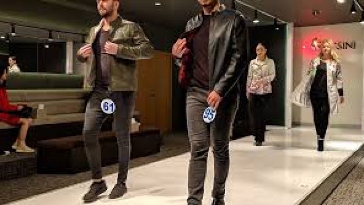 Rossini Pelle Leather Center, Alanya’da deri ceketler, çantalar ve aksesuarların sergilendiği modern mağaza içi görünümü.