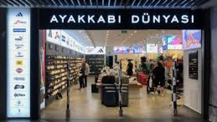 Ayakkabı Dünyası mağazası, Alanya’da çeşitli tarz ve markalarda ayakkabılar sunuyor.