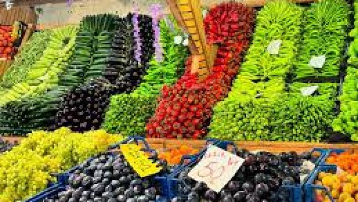 Efsane Manav Alanya – Taze meyve ve sebzelerle dolu renkli manav tezgahı